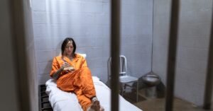 Illustration de Nicolas Sarkozy : son livre choc « Journal d'un prisonnier » Nicolas-Sarkozy-book-prison-1