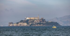 Illustration de Sarkozy en prison : ses mémoires révèlent un "Journal d'un prisonnier" Nicolas-Sarkozy-prison-9