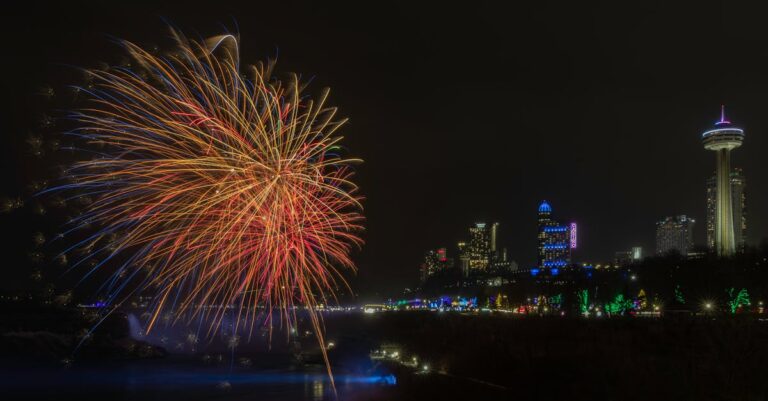 Illustration de Syrie : Les États-Unis frappent l'EI après une attaque mortelle Syria-airstrike-explosion