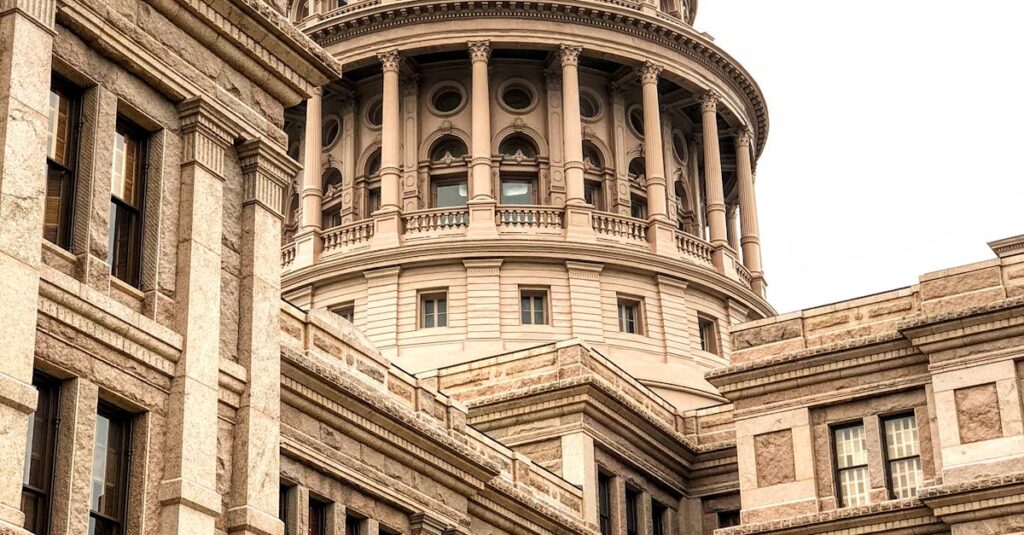 Illustration de Texas : La Cour suprême valide le charcutage électoral républicain Texas-Capitol-building