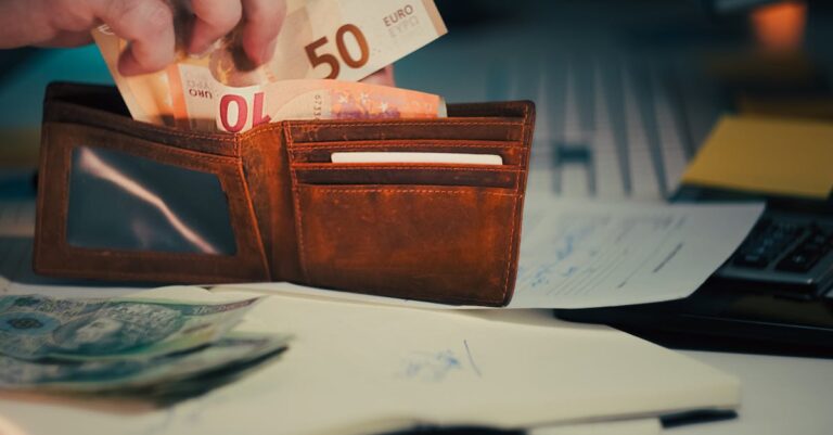 Illustration de ABN Amro supprime 20% de ses effectifs : l'IA en cause ? bank-office-netherlands