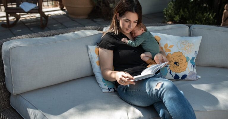 Illustration de Myopie : un défi mondial, solutions et prévention en 2025 child-reading-outdoors