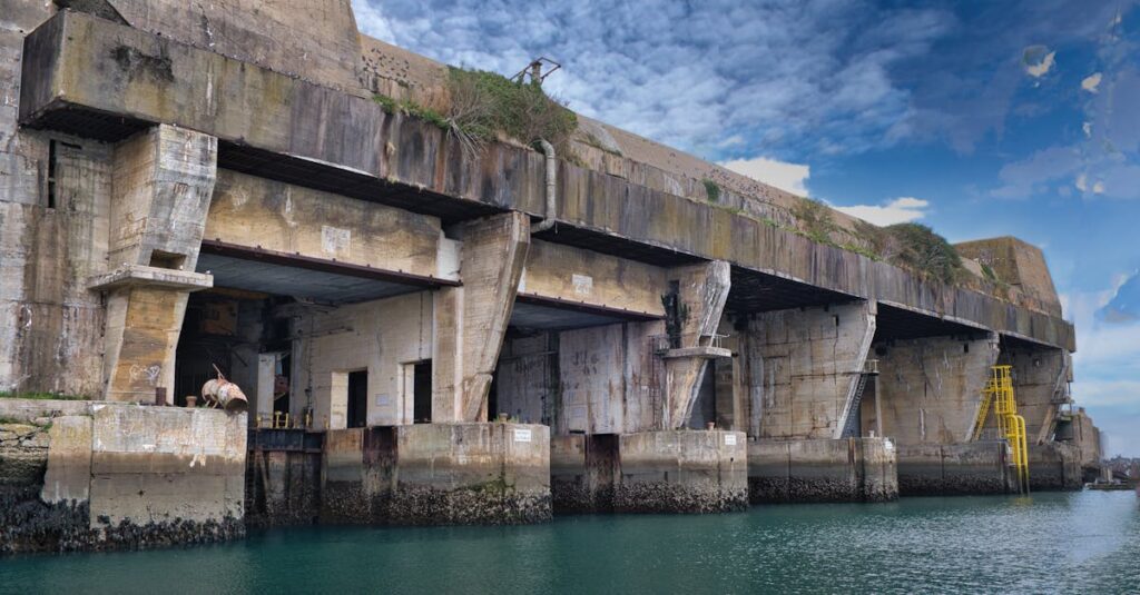 Illustration de Drones survolant l'Île Longue : enquête ouverte en France drones-military-base-France