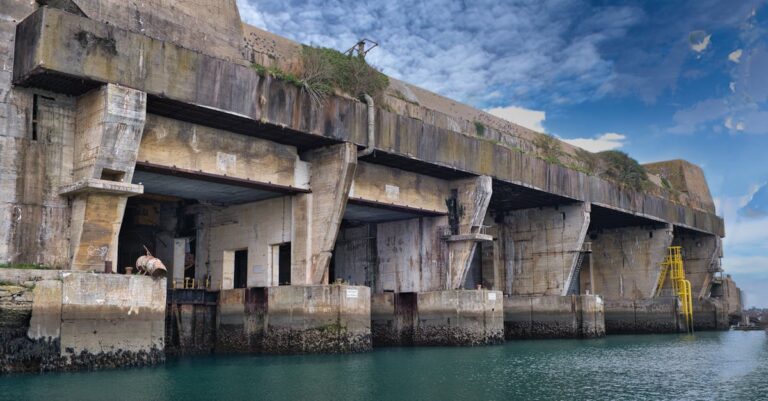 Illustration de Drones survolant l'Île Longue : enquête ouverte en France drones-military-base-France