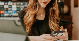 Illustration de Fin des cartes de vœux papier pour le gouvernement dès 2026 government-email-communication