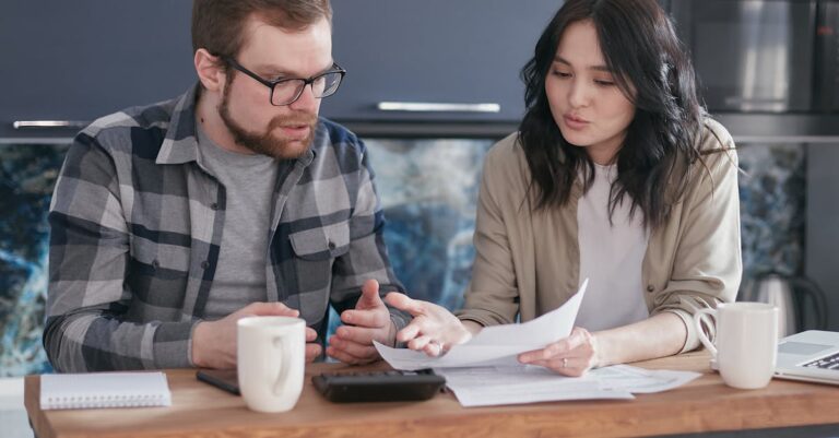 Illustration de Crise Budgétaire : Quel Avenir pour le Crédit d'Impôt Services à la Personne ? home-assistance-budget