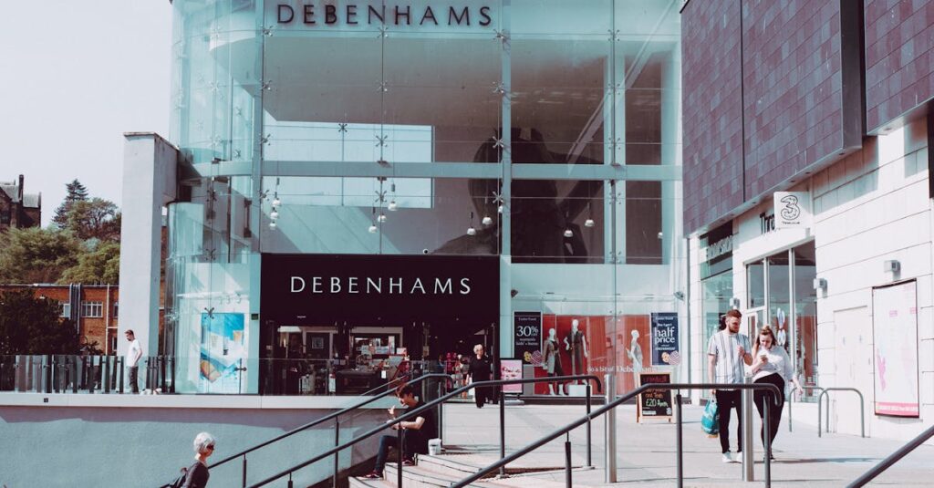 Illustration de Centres commerciaux : les gagnants des politiques anti-voiture shopping-mall-entrance