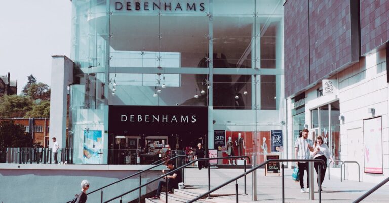 Illustration de Centres commerciaux : les gagnants des politiques anti-voiture shopping-mall-entrance