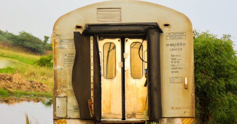 Illustration de Train vs Avion : Le Rail, un Luxe Écologique Inaccessible ? train-versus-airplane