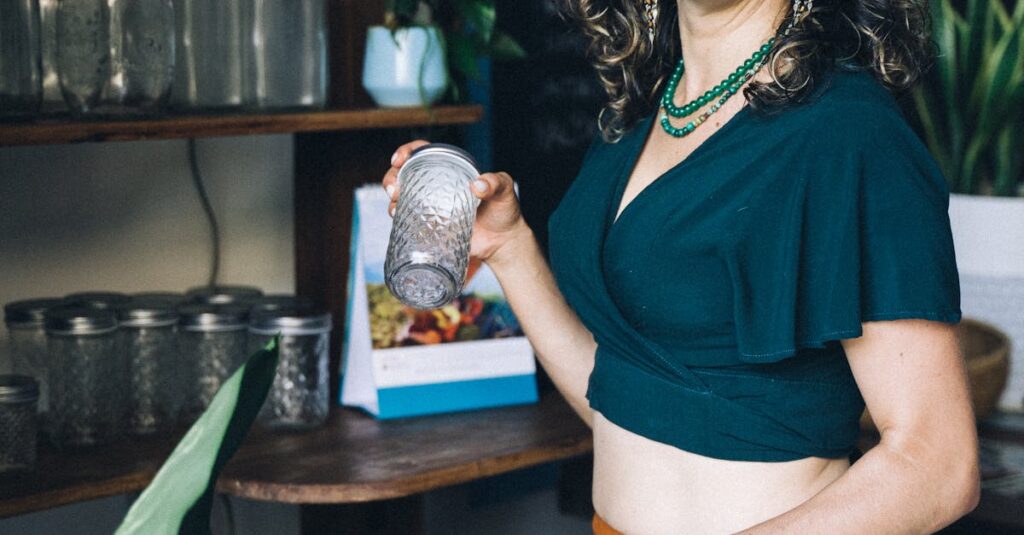 Illustration de Égalité salariale : les femmes toujours perdantes en 2024 woman-recycling-groceries