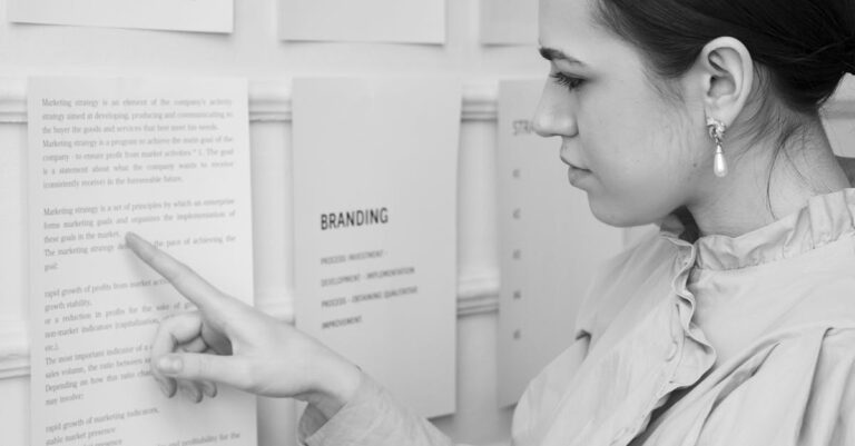 Illustration de Jeunes diplômés : gérer le stress des choix de carrière young-professional-questioning-future