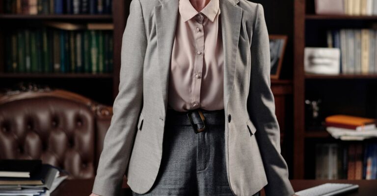 Illustration de Cyberharcèlement de Brigitte Macron : peines de prison confirmées Brigitte-Macron-portrait-official