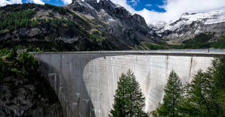Illustration de Incendie de Crans-Montana : Les propriétaires du Constellation accablés Crans-Montana-bar-fire-aftermath-2