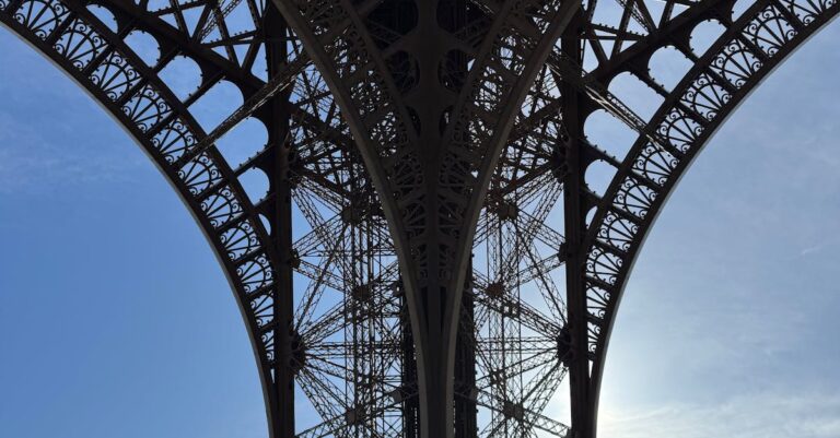 Illustration de Tour Eiffel : le Figaro et les plaintes du voisinage en 1887 Eiffel-Tower-construction