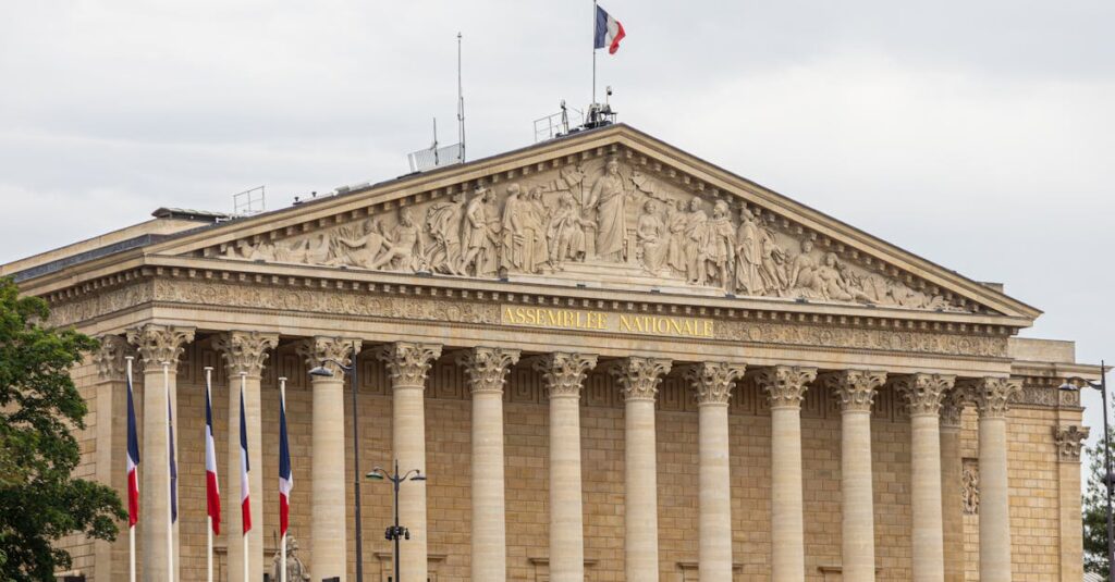 Illustration de Réforme de l'immobilier de l'État: un tournant adopté à l'Assemblée French-Assemblee-nationale-building
