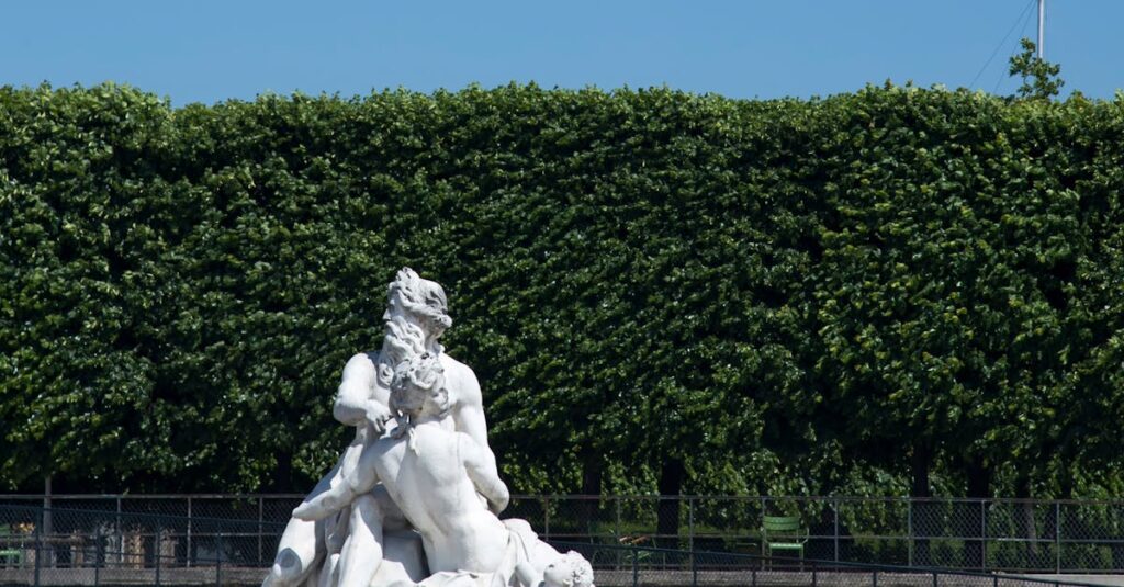 French-flag-graffiti-Paris