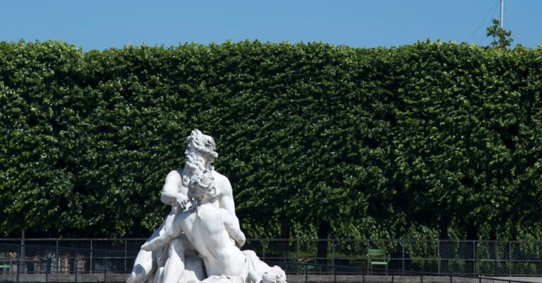 French-flag-graffiti-Paris
