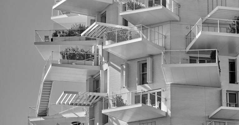 Illustration de Loyers de Référence : Critiques et Réalité du Marché Locatif Montpellier-apartment-building