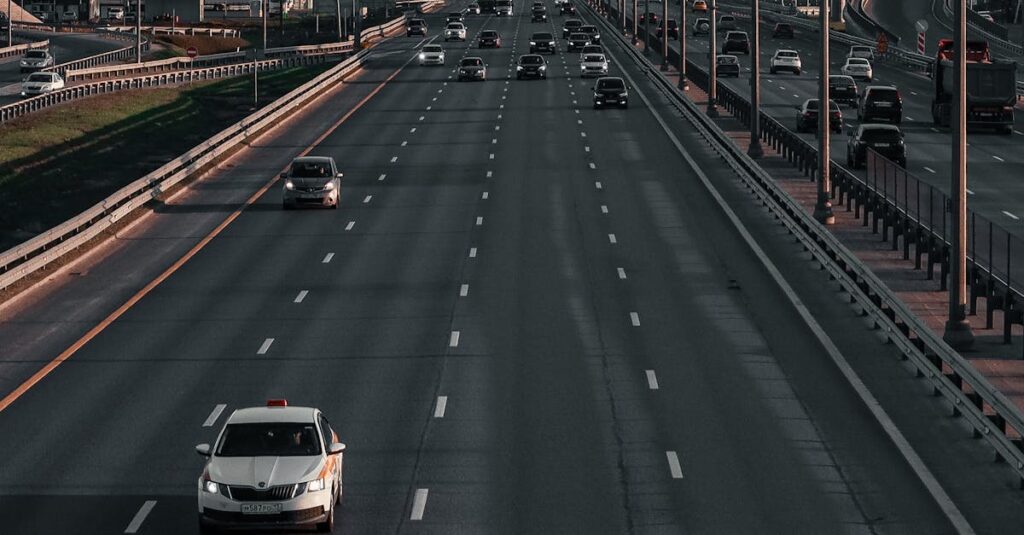 Illustration de ZFE : fin des zones à faibles émissions en France ? cars-urban-traffic