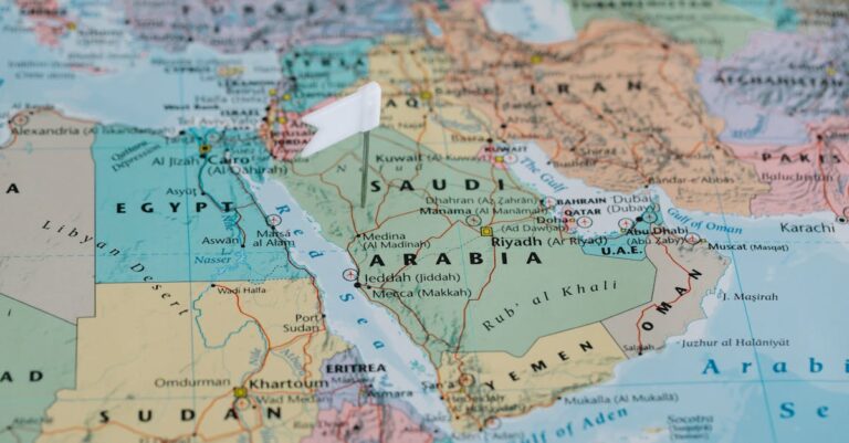 Illustration de Israël-Émirats : L'alliance controversée post-Accords d'Abraham israel-uae-flag