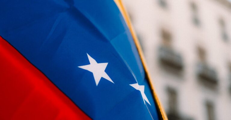 Illustration de Macron corrige sa position sur le Venezuela, De Villepin salue le droit international macron-venezuela-politics