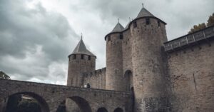 Illustration de Mylène Pardoën, l'archéologue sonore qui fait revivre le Moyen Âge medieval-castle-construction