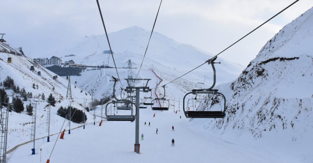 Illustration de Neige abondante : l'hiver est de retour dans les stations de ski françaises ! ski-resort-mountain-snow