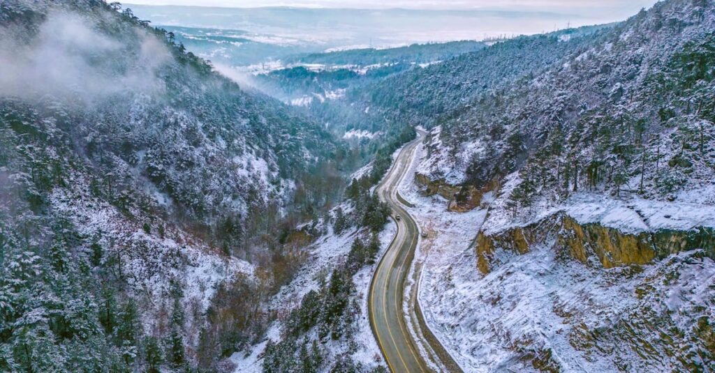 Illustration de Neige en Savoie : des centaines d'automobilistes bloqués, risque d'avalanche élevé snowy-mountain-road