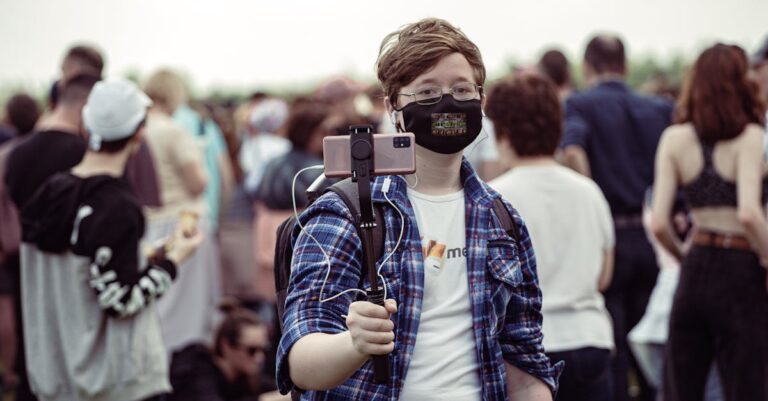 Illustration de Interdiction réseaux sociaux moins de 15 ans : la loi en gestation teenage-social-media-2