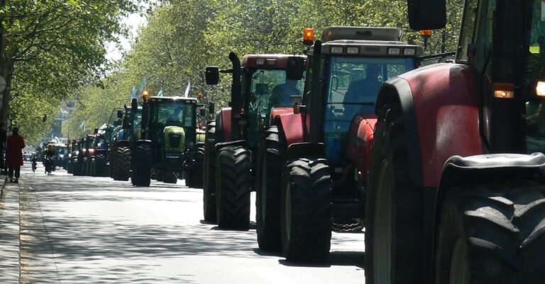 tractor-protest-Paris