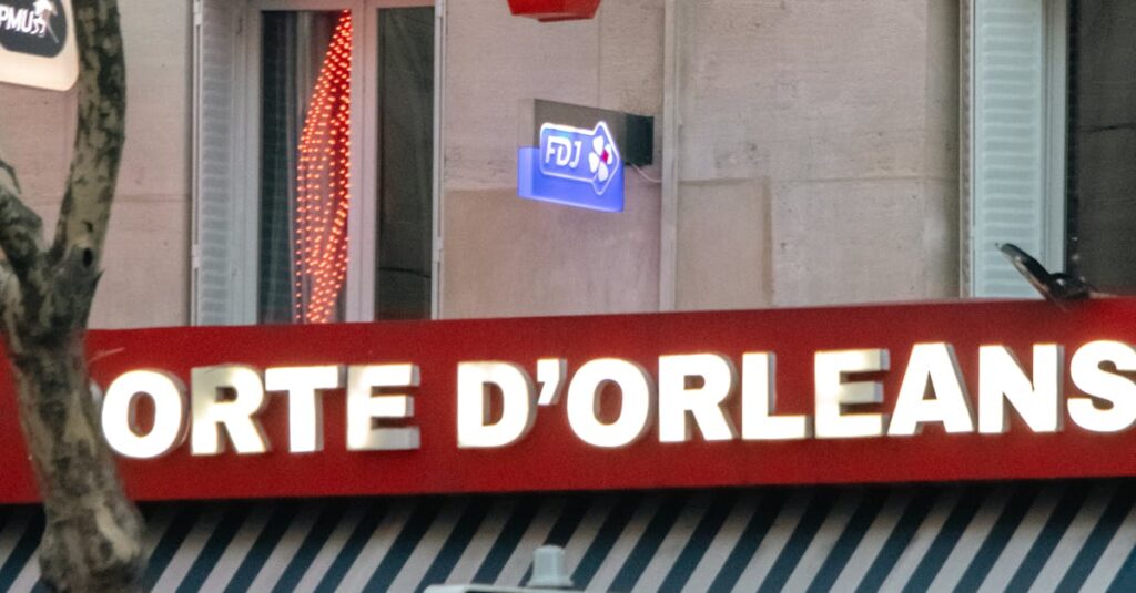 Illustration de Opération escargot : les agriculteurs sur le périphérique parisien tractors-Paris-peripherique