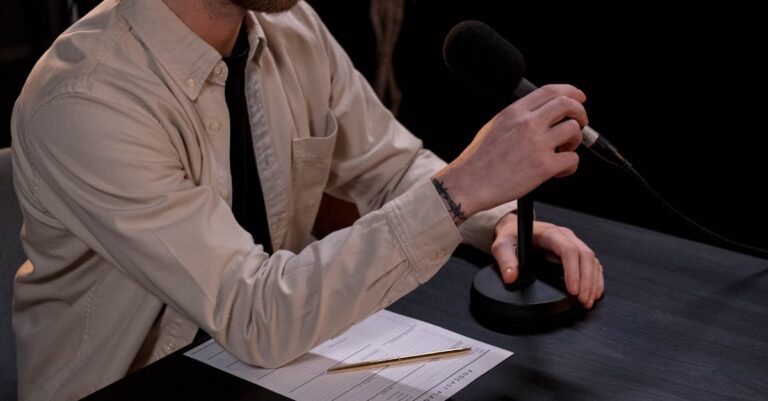 Illustration de Un journaliste star attaque Google pour l'usurpation de sa voix par l'IA David-Greene-journalist-podcast