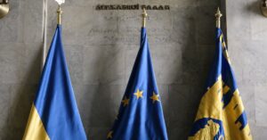 Illustration de L'UE presse pour l'adhésion de l'Ukraine, défis persistants EU-Ukraine-flag