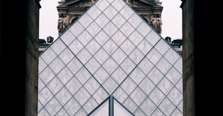 Illustration de Christophe Leribault prend la direction du Louvre après la démission de Laurence des Cars Louvre-museum-entrance