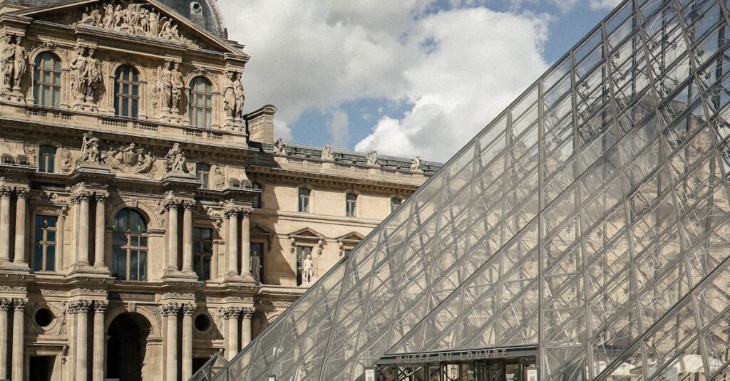Illustration de Christophe Leribault nommé à la tête du Louvre : un parcours fulgurant Louvre-museum-security