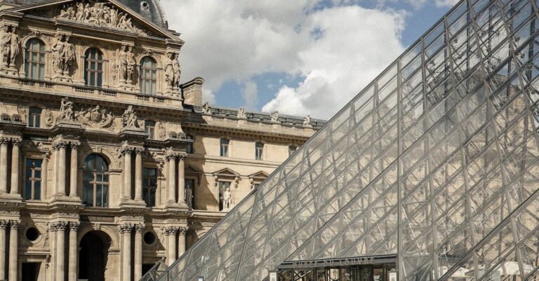 Illustration de Christophe Leribault nommé à la tête du Louvre : un parcours fulgurant Louvre-museum-security