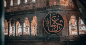 Illustration de Sophia Chikirou critique vivement la politique parisienne et le PS Sophia-Chikirou-public-meeting