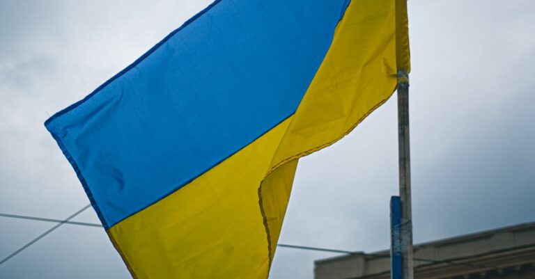 Ukrainian-flag-war-1