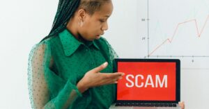 Illustration de Escroqueries aux placements : 6 réflexes clés pour se protéger financial-scam-prevention
