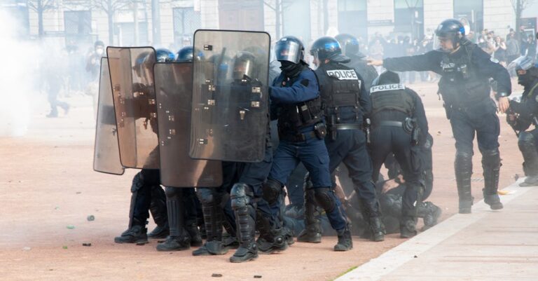 riot-police-lyon