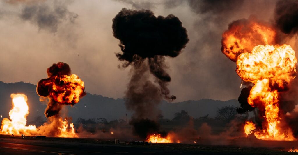 Illustration de Iran en guerre : décès d'un commandant, Trump évoque un 'changement de régime' Iran-war-explosion