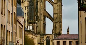 Illustration de Vendredi saint en Moselle : l'ouverture des commerces fâche l'évêque Metz-cathedral