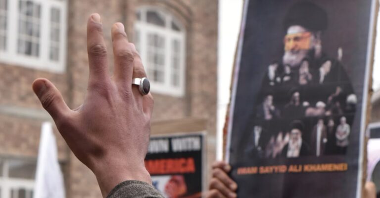 Illustration de Mojtaba Khamenei désigné Guide suprême d'Iran, succédant à son père Mojtaba-Khamenei-portrait