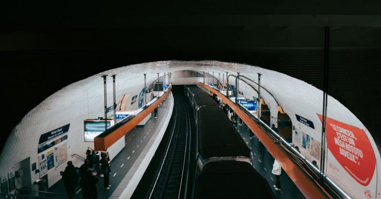 Illustration de RATP: retour aux bénéfices en 2025, une première depuis 2021 Paris-metro-train