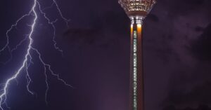 Illustration de Israël intensifie ses frappes sur Téhéran : le conflit s'embrase Tehran-air-strike