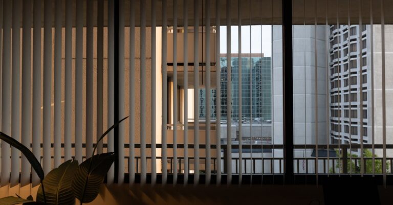 Illustration de Airbnb : Interdiction de location validée en copropriété apartment-building-Airbnb-ban