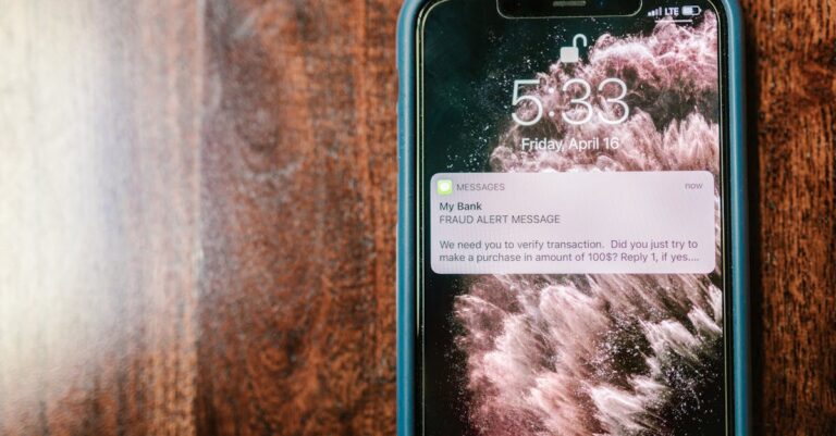 Illustration de Fraude bancaire : la Cour de cassation affine la notion de négligence grave bank-fraud-notification