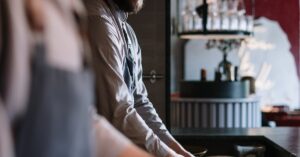 Illustration de Employés sans papiers chez Georges Blanc : licenciements à Vonnas chef-restaurant-kitchen