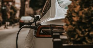 Illustration de Voitures électriques : forte hausse des aides pour les bornes en copropriété electric-car-charging-6