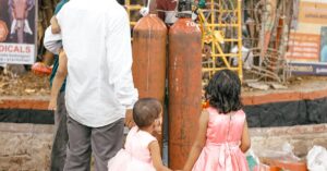 Illustration de Hélium : Air Liquide face aux tensions d'approvisionnement helium-gas-tanks